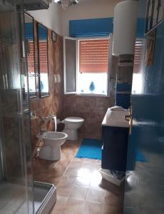 スコペッロにあるScopello Dream Houseのバスルーム(トイレ2つ、ガラス張りのシャワー付)