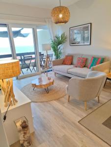 uma sala de estar com um sofá e uma mesa em Santa Cruz Ocean Apartment - I em Santa Cruz
