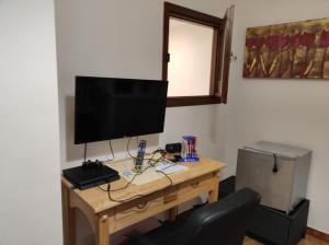 una scrivania con una televisione sopra di Polla B&B Day Use a Polla