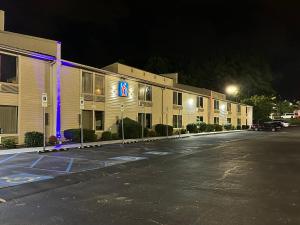 een lege parkeerplaats voor een gebouw 's nachts bij Motel 6-Greensboro, NC - Airport in Greensboro