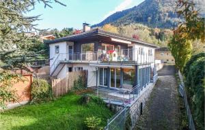 una casa su una collina con balcone di Ferienwohnung Mit Gartenzaun a Feldkirch