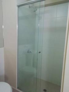 a glass shower in a bathroom with a toilet at Lindo y Espacioso Departamento muy cerca a Miraflores in Lima