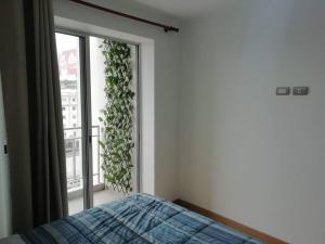 um quarto com uma cama ao lado de uma janela em Lindo y Espacioso Departamento muy cerca a Miraflores em Lima