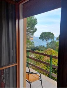 スコペッロにあるScopello Dream Houseの海の景色を望むバルコニー(椅子付)