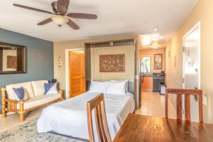 1 dormitorio con 2 camas y ventilador de techo en Kona Bali Kai Resort #234, en Kailua-Kona