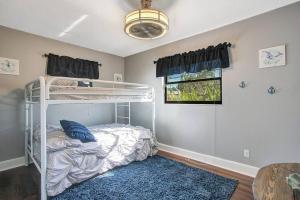 Łóżko lub łóżka piętrowe w pokoju w obiekcie Shikdar guest house