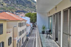 uma vista a partir da varanda de um edifício em Machico Beach, a Home in Madeira em Machico