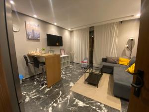 uma sala de estar com um sofá e uma mesa em Lovely 1-bedroom rental unit near 2mars/Habous em Casablanca