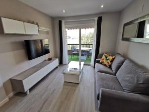 a living room with a couch and a tv at Las mejores vistas de Cordoba con parking privado gratuito in Córdoba