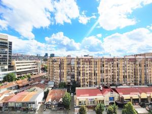 una vista aérea de una ciudad con edificios altos en Cozy Apartment in Pristina en Pristina