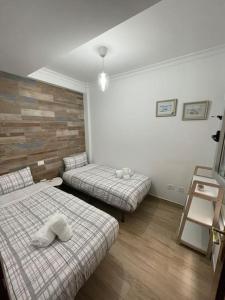 Zimmer mit 2 Betten und Holzboden in der Unterkunft Precioso apartamento en residencial con piscina cerca de la playa in Gáldar