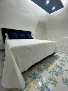 Cama ou camas em um quarto em Domus Myosotis Apartment Napoli