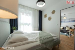 Un pat sau paturi într-o cameră la MYE_Fuzja