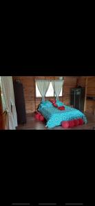 1 dormitorio con 2 camas y edredón azul en LA CASA DEL BOSQUE Via SALADITO, en La Elvira