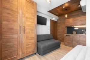 Un dormitorio con un gran armario de madera con una silla en ridos house en Néos Marmarás
