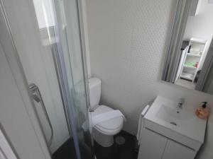 Un baño pequeño con inodoro y lavabo. en Casa Peixe Nazare, en Nazaré 8 fotos más