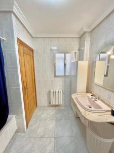 een badkamer met een wastafel en een spiegel bij Piso con encanto in Cehegín
