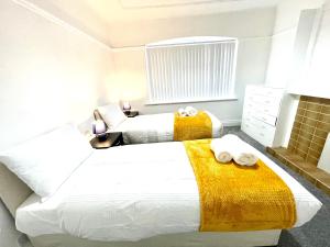 Кровать или кровати в номере Lotus Home Wallasey