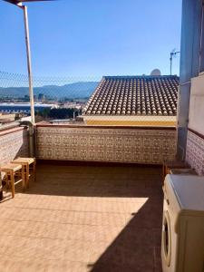 een balkon met uitzicht op een dak bij Piso con encanto in Cehegín