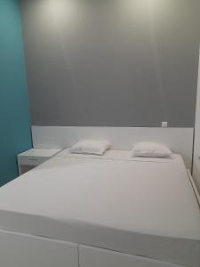 a white bed with two towels on top of it at Apartamentos Morabeza in Mindelo