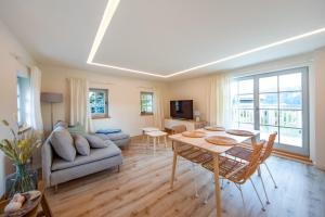 TV a/nebo společenská místnost v ubytování Traumhaftes Gästehaus an Elberadweg und Bastei
