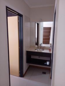ein Bad mit einem Waschbecken und einem Spiegel in der Unterkunft Departamento en Carlos Paz para familias in Villa Carlos Paz