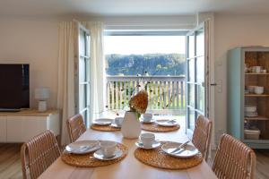 einen Esstisch mit Blick auf einen Balkon in der Unterkunft Traumhaftes Gästehaus an Elberadweg und Bastei in Rathen