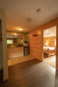 Habitación grande con cocina y sala de estar. en Wild Coast Wilderness Resort, en Port Renfrew