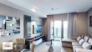 Μια τηλεόραση ή/και κέντρο ψυχαγωγίας στο Oceans Apartments Balcony Suites in the Radisson Blu Hotel Building Tower, Durban Umhlanga