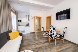 Μια τηλεόραση ή/και κέντρο ψυχαγωγίας στο Apartamenty SIUSTER - Ania z pięknym widokiem na góry i Małgosia na parterze - świetna lokalizacja, niedaleko Term Bukovina oraz stoków! - w okresie zimowym śniadania oraz obiady serwowane są w obiekcie 120m dalej +32 φωτογραφίες