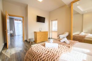 a bedroom with two beds and a large mirror at Apartamenty Siuster z widokiem na góry - doskonała lokalizacja, niedaleko Term Bukovina in Bukowina Tatrzańska