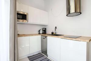 Η κουζίνα ή μικρή κουζίνα στο Apartamenty SIUSTER - Ania z pięknym widokiem na góry i Małgosia na parterze - świetna lokalizacja, niedaleko Term Bukovina oraz stoków! - w okresie zimowym śniadania oraz obiady serwowane są w obiekcie 120m dalej