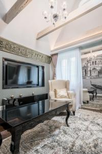 salon ze stołem i telewizorem w obiekcie Luxury Apartments - Wroclaw Old Town - Wrocław Rynek we Wrocławiu