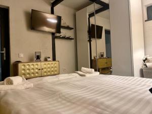 um quarto com uma cama grande e toalhas em Tiny Dream House em Buşteni