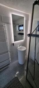 布希坦尼的住宿－Tiny Dream House，浴室配有白色浴缸和镜子
