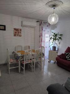 un comedor con mesa y sillas en una habitación en Apartamento ideal para familias, en Toledo