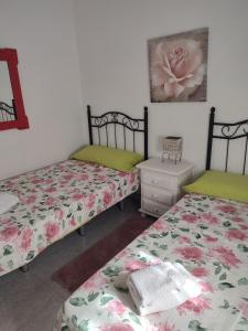1 dormitorio con 2 camas y vestidor en Apartamento ideal para familias, en Toledo