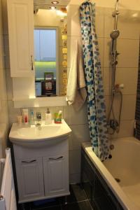 een badkamer met een wastafel, een bad en een douche bij my happy place in Wenen