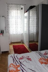 1 dormitorio con 1 cama y 2 ventanas grandes en my happy place, en Viena