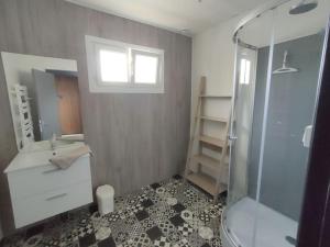 uma casa de banho com um chuveiro, um lavatório e um WC. em L'Autre Maison 