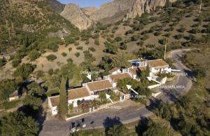 eine Luftansicht eines Hauses in einem Berg in der Unterkunft Casa Anita - La Almona Chica in El Chorro