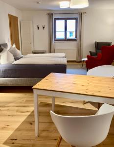 uma sala de estar com uma cama, uma mesa e um sofá em Schönes Studio im ruhigen Kaunertal em Kaunertal