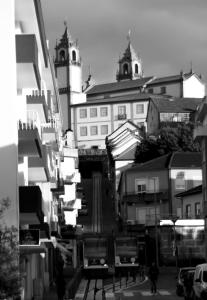 una foto en blanco y negro de una ciudad con edificios en CASA DA AVÓ ZIRINHA, en Viseu