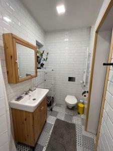 uma casa de banho com um lavatório e um WC em The Old Stairs em Sófia