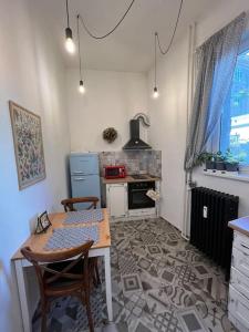 uma cozinha com uma mesa, cadeiras e um fogão em The Old Stairs em Sófia
