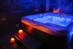 bañera azul con velas en una habitación en DW Pod Jaworami - relaks - jacuzzi, sauna na wyłączność, en Białka Tatrzanska