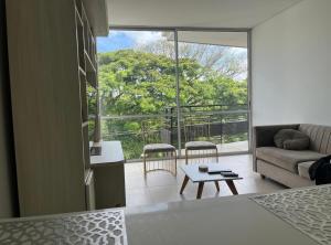 un salon avec un canapé et une table dans l'établissement Moderno Penthouse cartago centro vista al rio, à Cartago