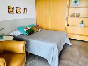 una camera da letto con un letto con cuscini di Villa General Belgrano Lago Los Molinos a Potrero de Garay