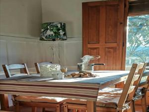 mesa de comedor con mantel azul y blanco en Casa Rural La Cumbre, en Gata