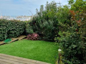 Un jardín fuera de Face au port - Vue mer - Jardin - Wifi - Ménage - 4 pers